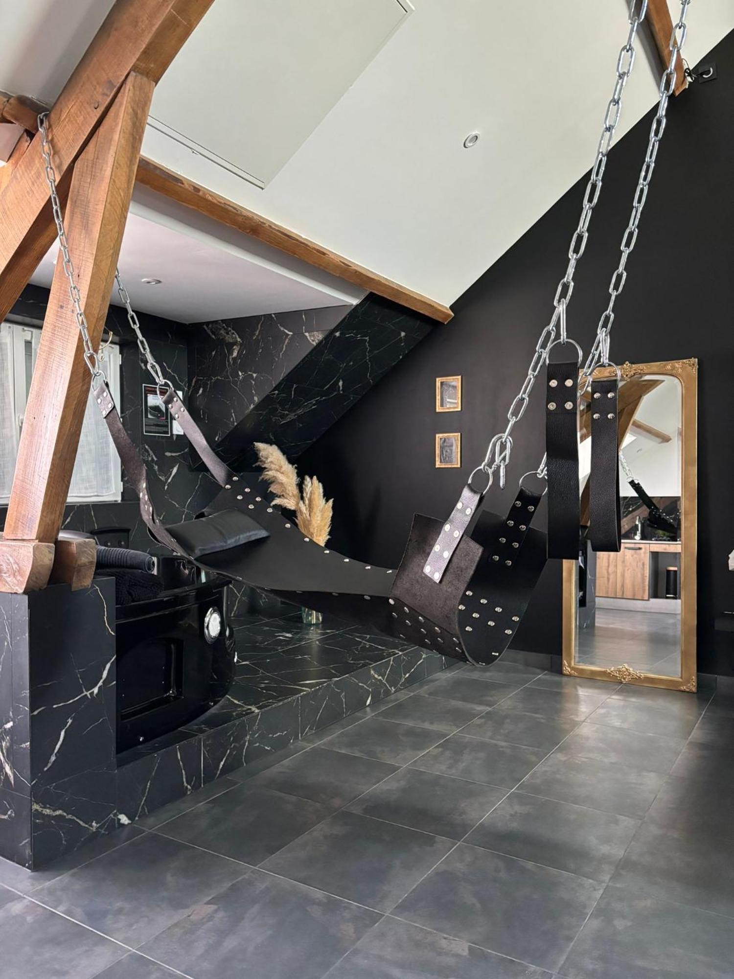 Love Room A Монтаржи Екстериор снимка